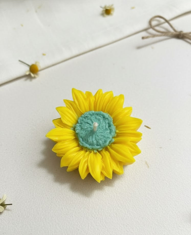 Earthnest Daisy Candle | Handcrafted Soy Wax | 4 Scents & 3 Pack Sizes